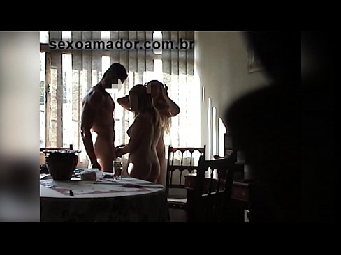 ❤️ Miqtë e seksit ftojnë një burrë gjigant dhe një treshe me të ️ Video porno në sq.sitevox.top ❌️