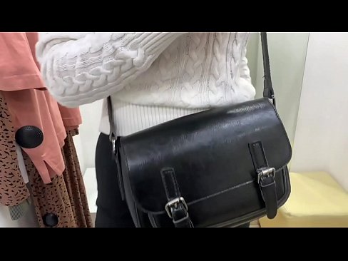 ❤️ Masturbim publik i kurvës së re FeralBerry me një dildo në dhomën e montimit ️ Video porno në sq.sitevox.top ❌️